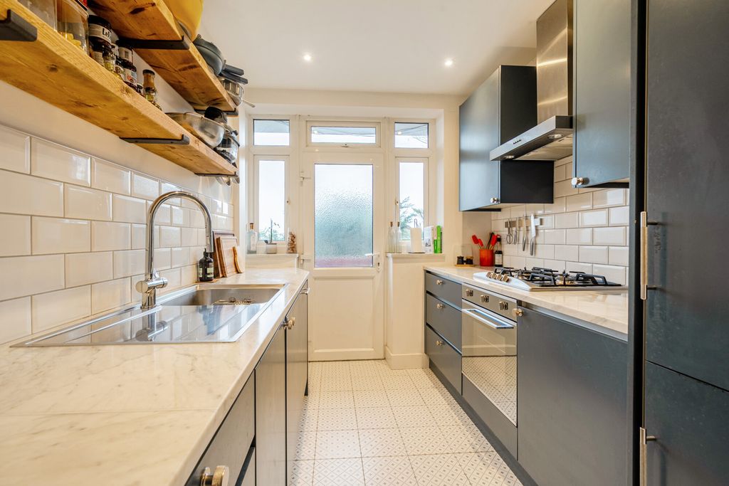 Property photo 3 of 9 1395455-11-695Cf9...