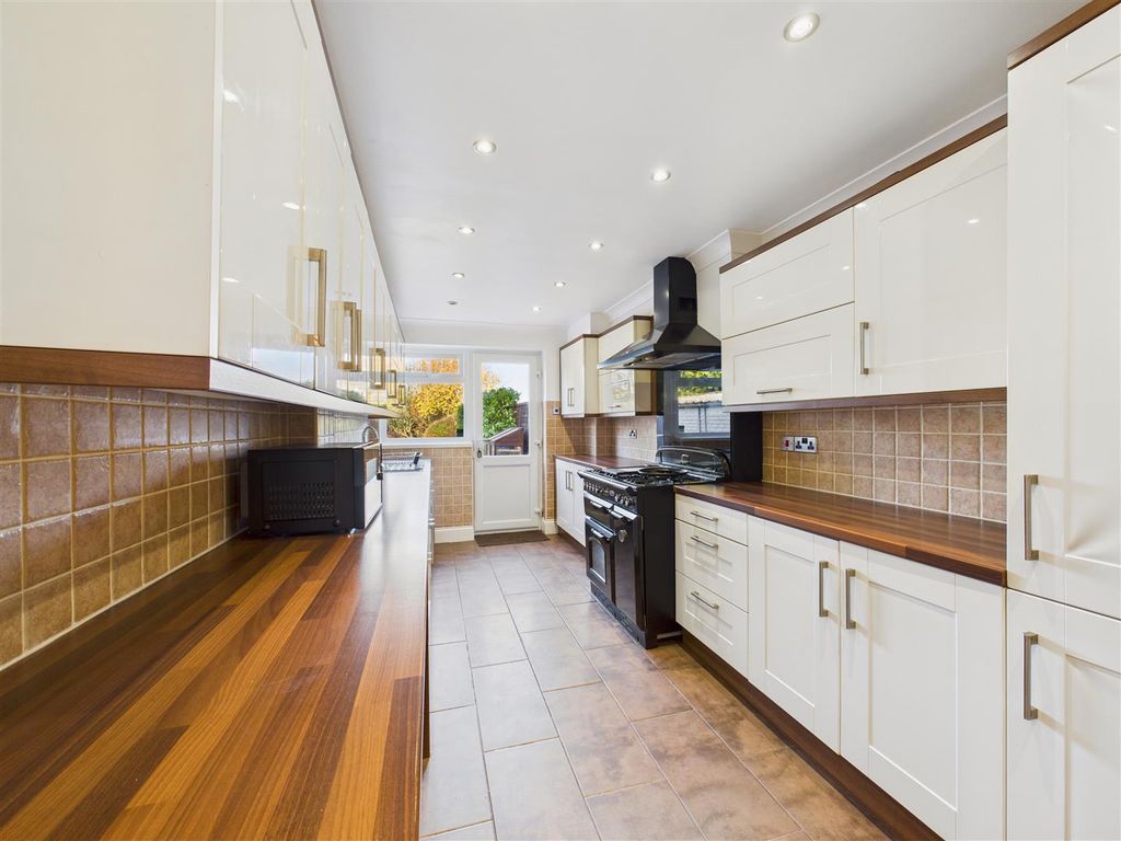 Property photo 3 of 17 Kitchen