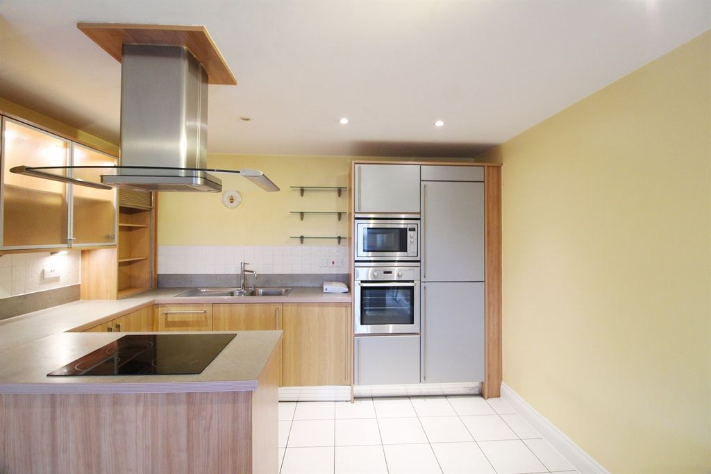 Property photo 2 of 9 Kitchen