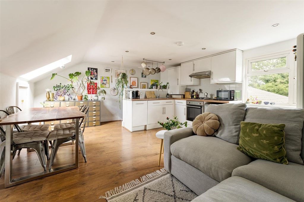 Property photo 2 of 24 Carisbrooke Road, E17