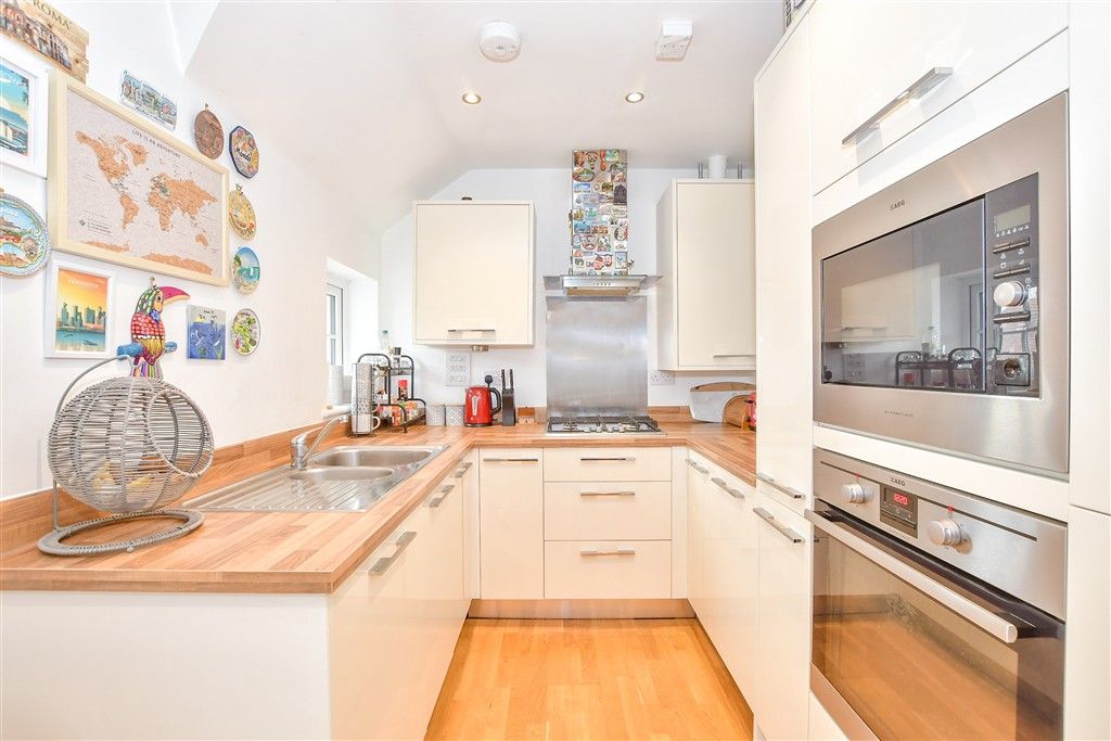 Property photo 3 of 9 Kitchen