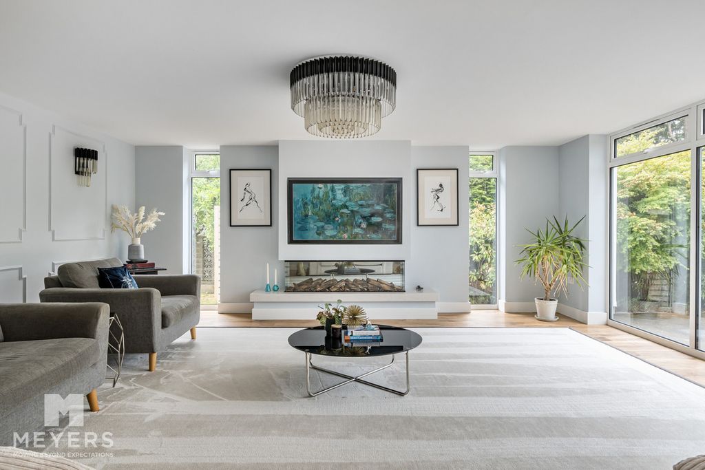 Property photo 2 of 31