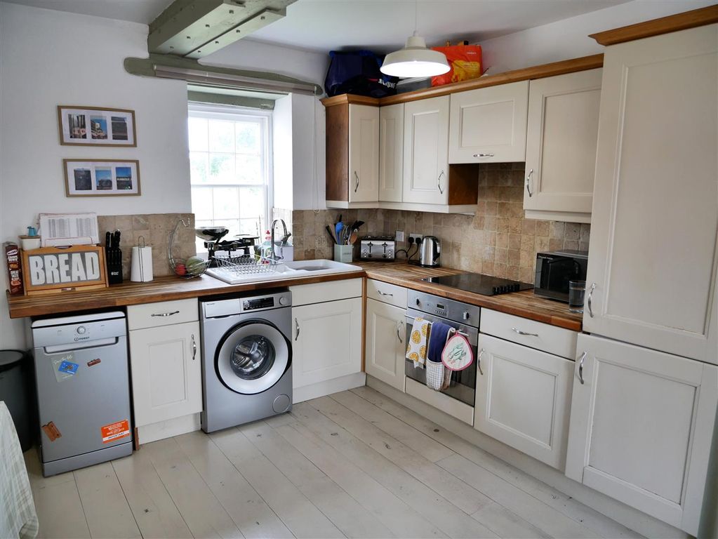 2 bed flat for saleLake View, Calne SN11 photo 4