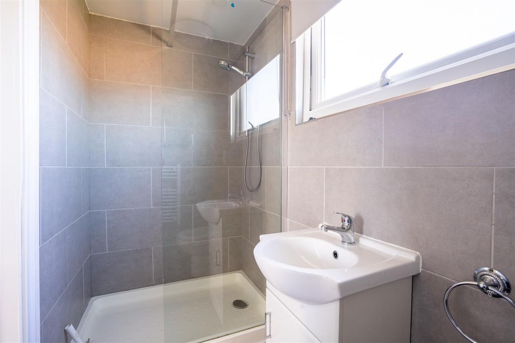 Property photo 2 of 8 Flat 4, 87 Cromer Street Shower Room.Jpg