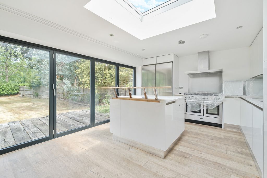 Property photo 2 of 23 1320502-7-6867Bff...