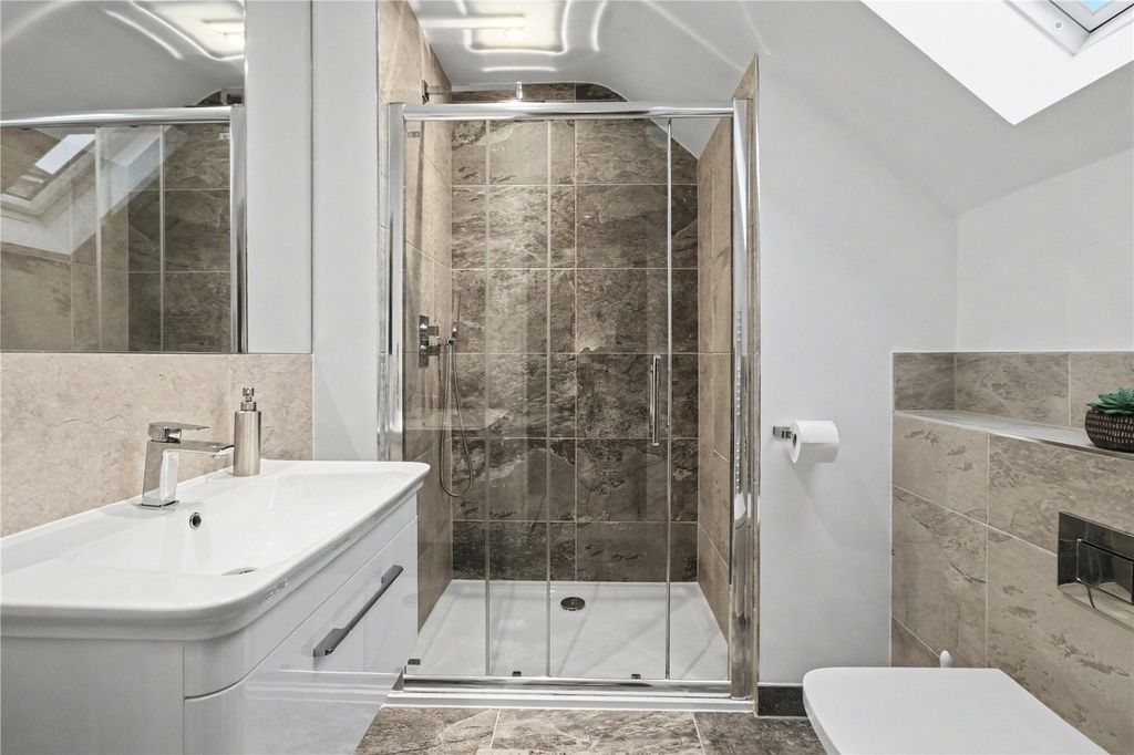 Property photo 2 of 19 Ensuite