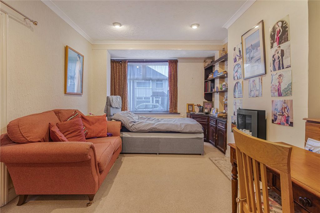 Property photo 2 of 18 Lounge