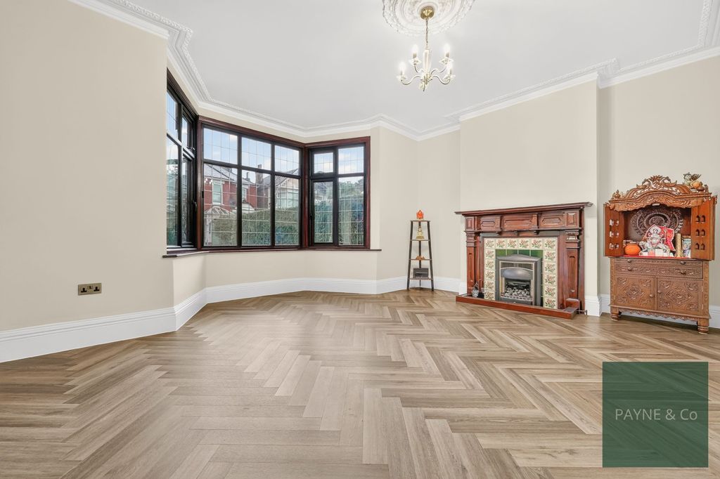Property photo 2 of 32