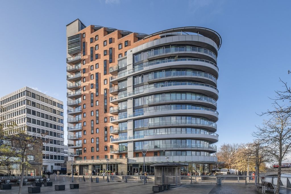 Property photo 1 of 11 8-Putney-Wharf-To...