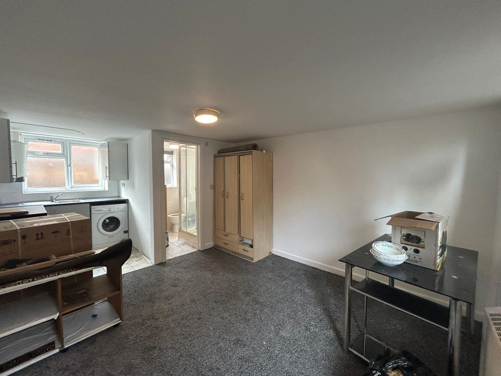 Property photo 1 of 5 1 Bed Studio To Rent Pine Tree Close, Hounslow Tw5 9Tf