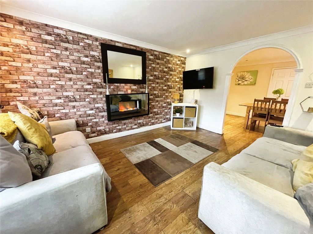 Property photo 2 of 11 Lounge