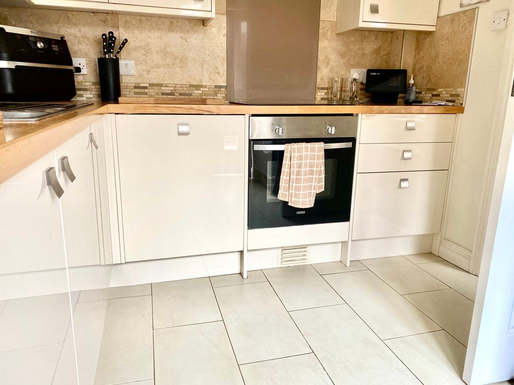 Property photo 3 of 15 Kitchen