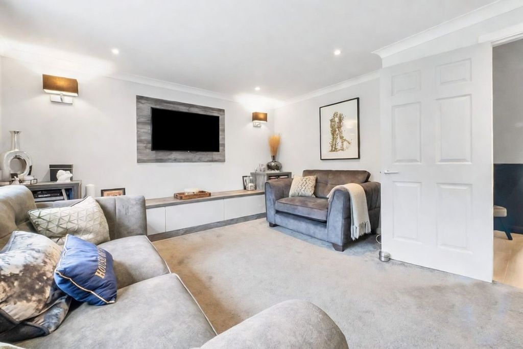 Property photo 2 of 27