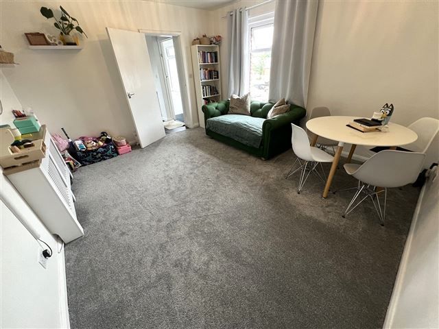 Property photo 3 of 11 Lounge