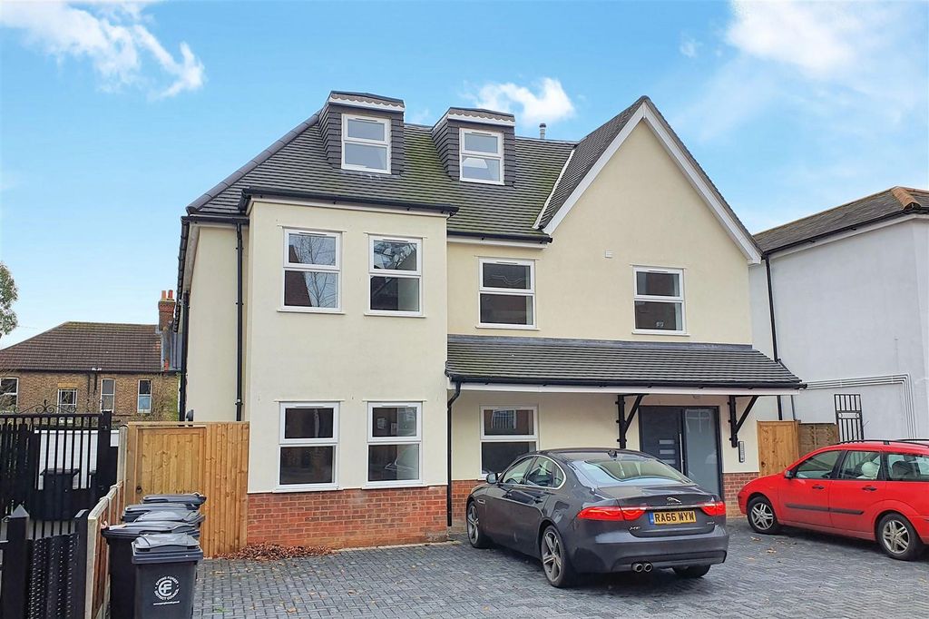 Property photo 1 of 6 Oaktree Court 1