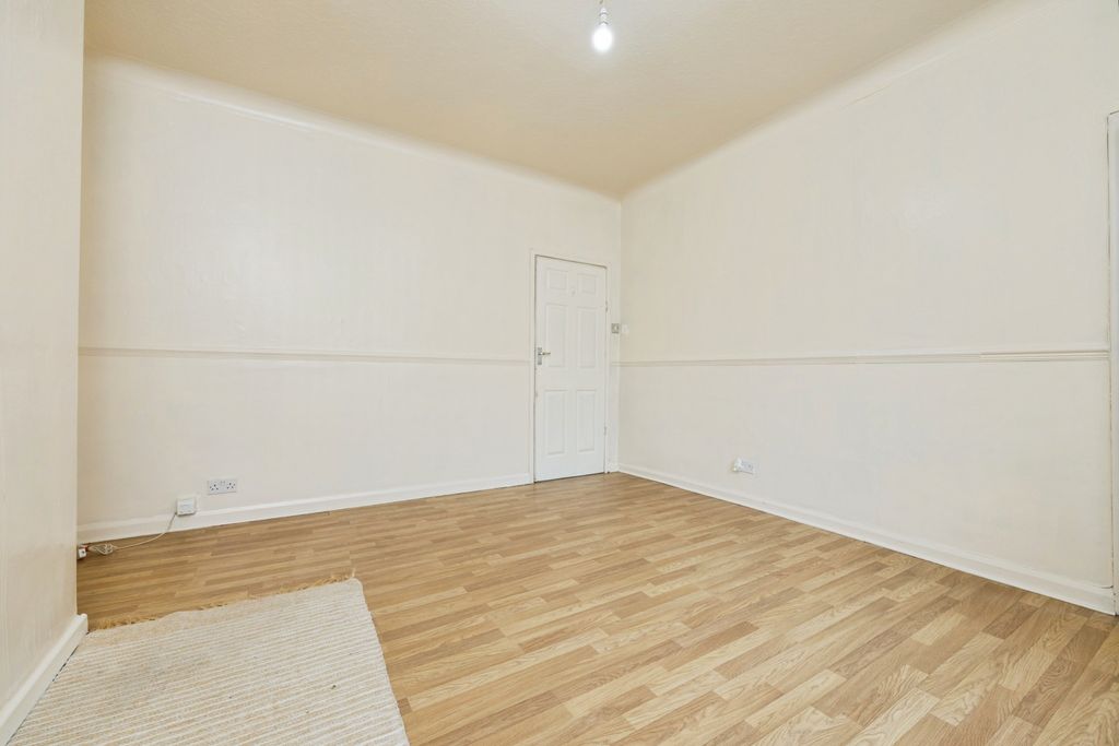 Property photo 3 of 14 Lounge