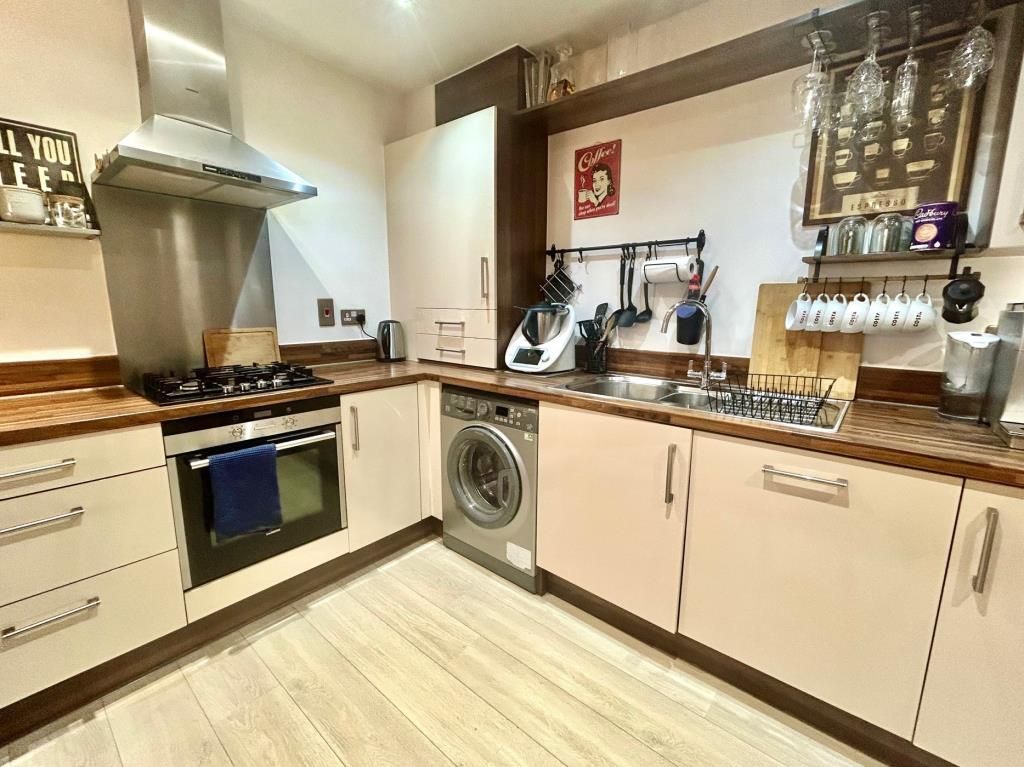 Property photo 3 of 7 Kitchen