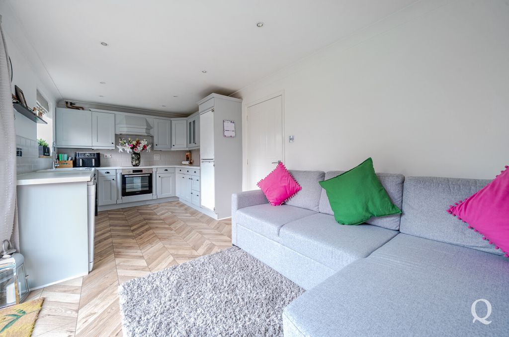 Property photo 2 of 25 063A9Ed3-Ac4d-4F2...