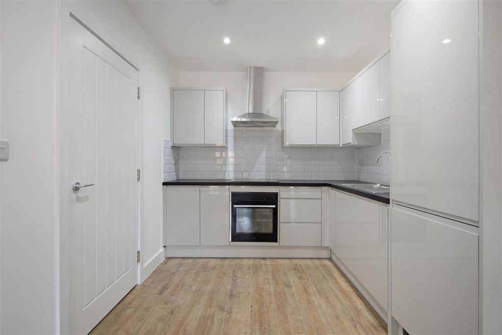 Property photo 2 of 6 114531_Flat-3-8-Coulsdon-Road-8.Jpg