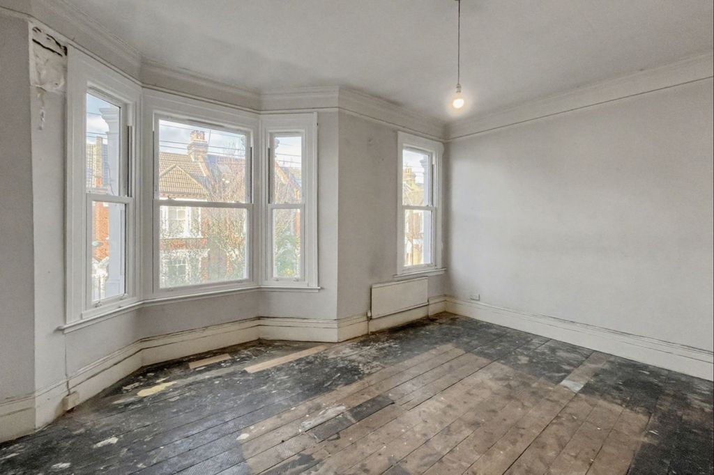 Property photo 3 of 22 76B Manchuria Road, Battersea, London Sw11 6Af