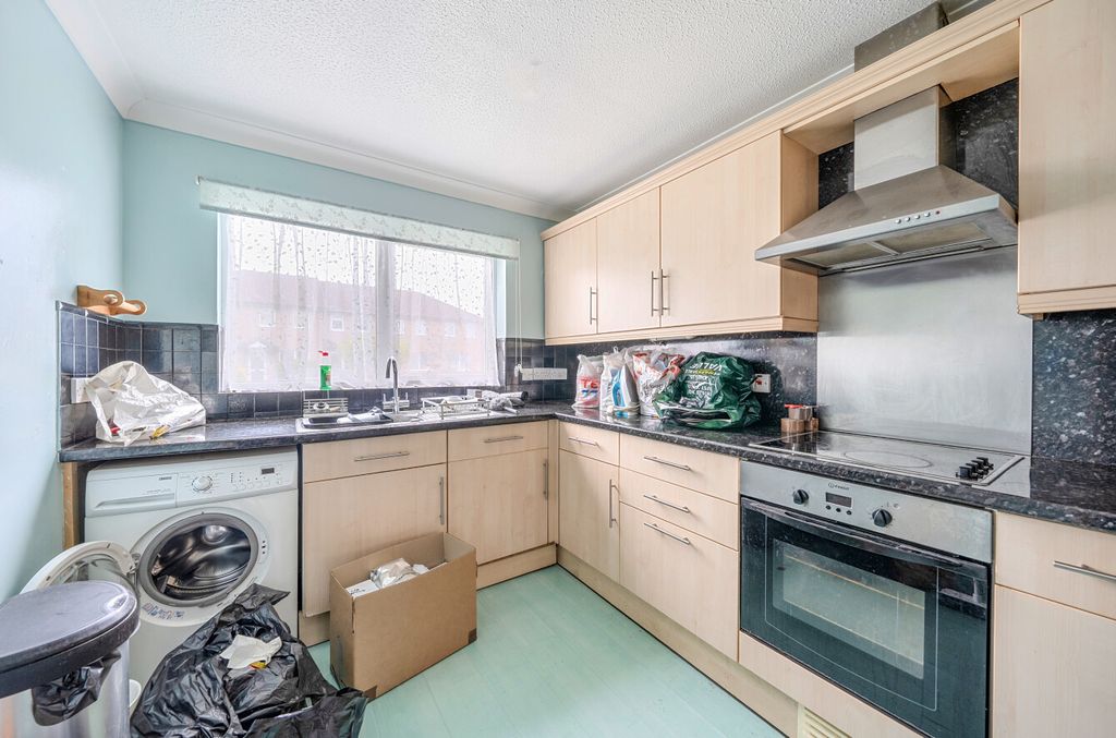 Property photo 3 of 17 Kitchen