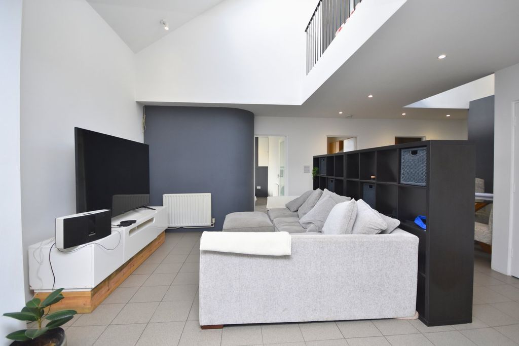 Property photo 3 of 12