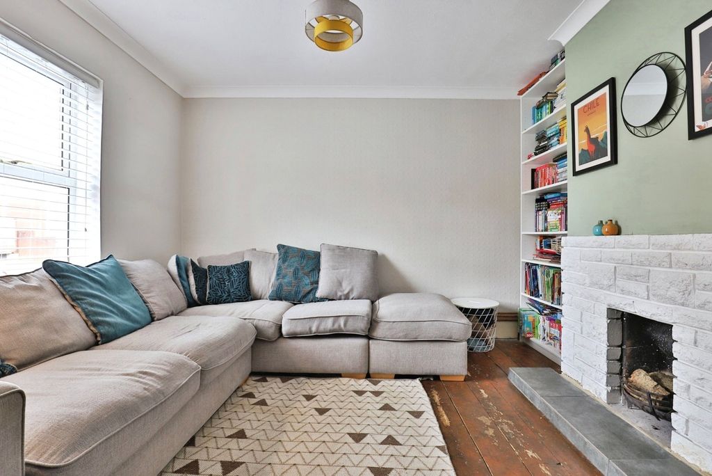 Property photo 3 of 14 Lounge