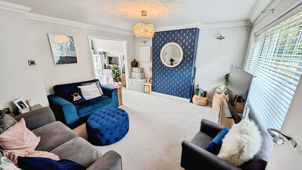 Property photo 2 of 24 98 Finch Lounge 3.Jpg