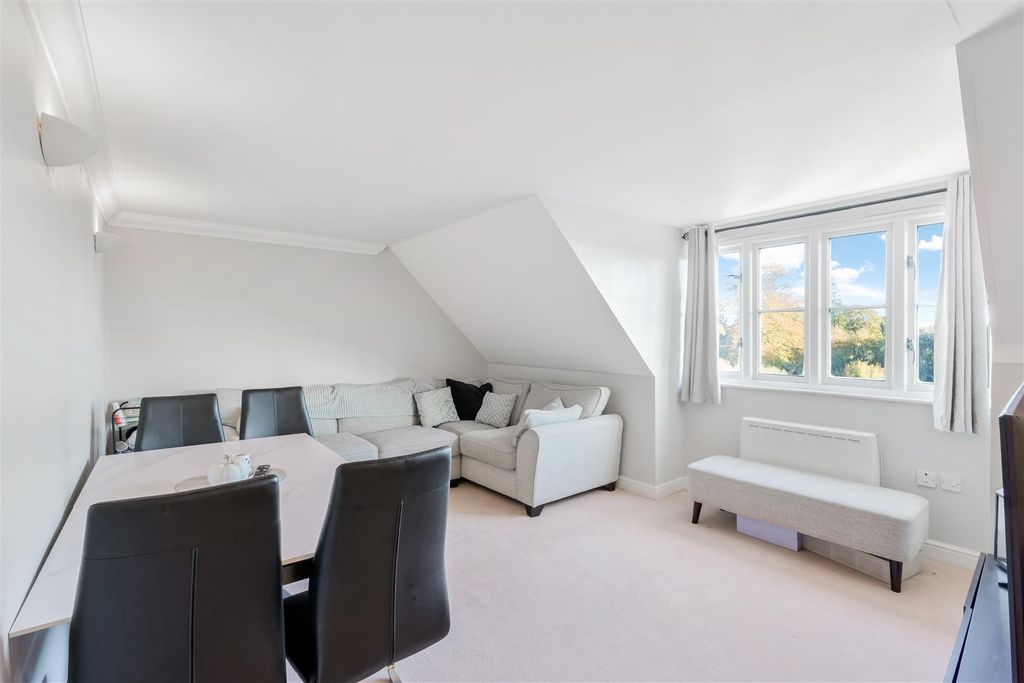 Property photo 2 of 28 Elizabeth House, Flat 41 (16 From 27)-1.Jpg