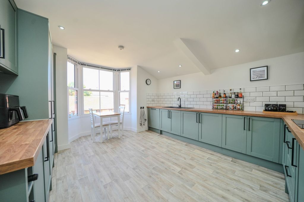 Property photo 2 of 31