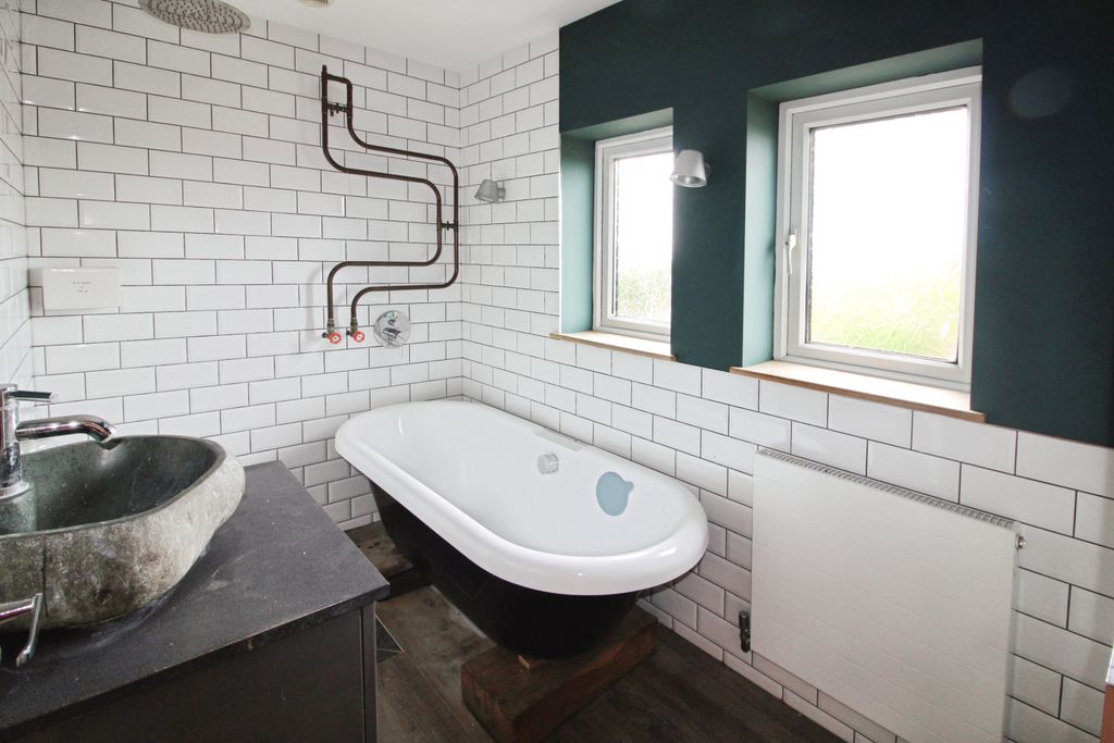 Property photo 3 of 18 Bathroom..Jpg
