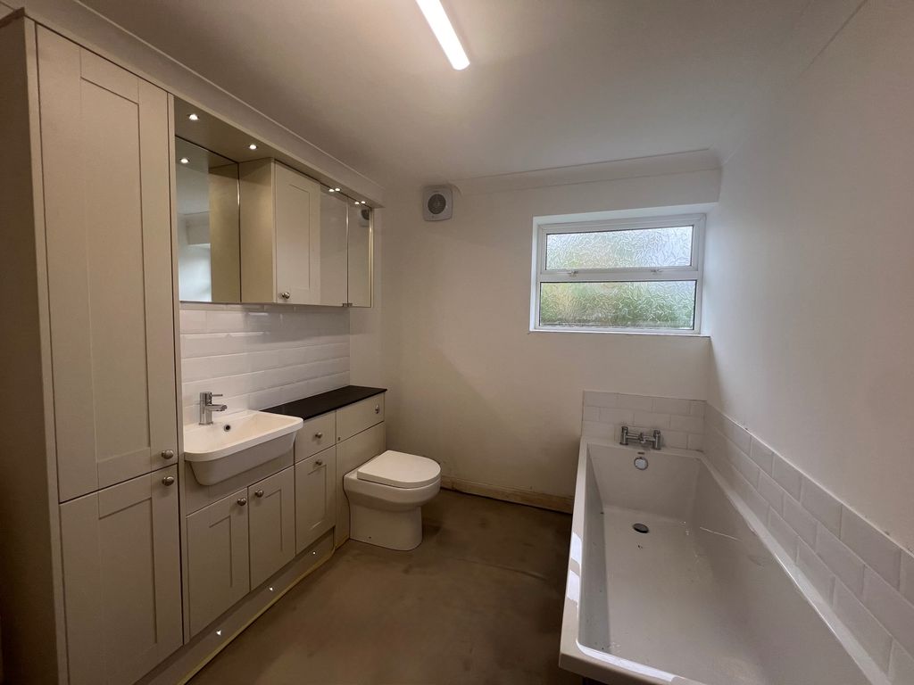 Property photo 3 of 8 Bathroom