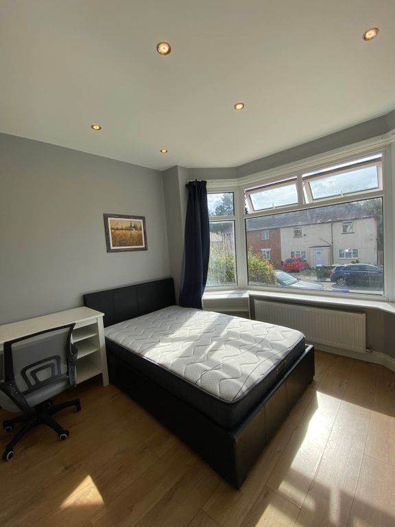 Property photo 2 of 8 Room E, 130 Broadlands Rd -1