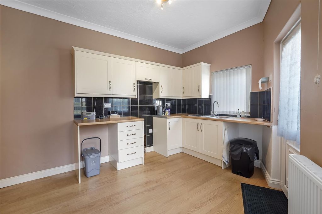 Property photo 2 of 11 Kitchen