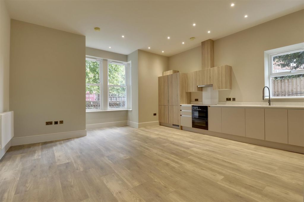 Property photo 2 of 17 Bb5A095B-8813-477F-B21E-B473A52B5521_1_201_A.Jpeg