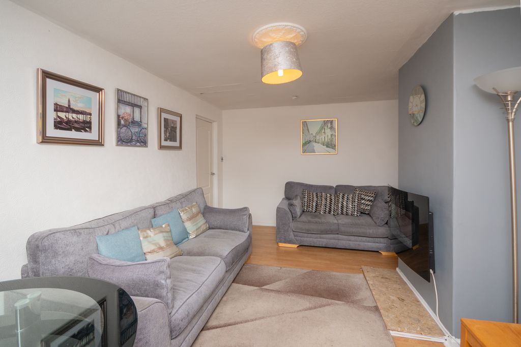 Property photo 3 of 15 Lounge