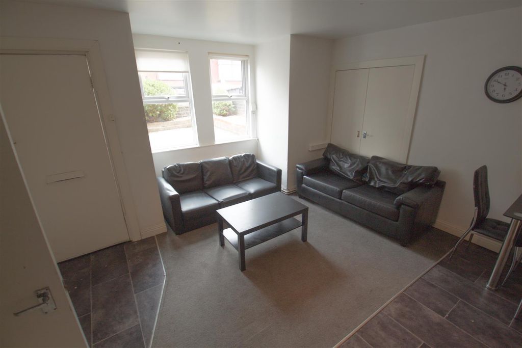 Property photo 1 of 7 Living Room.Jpg