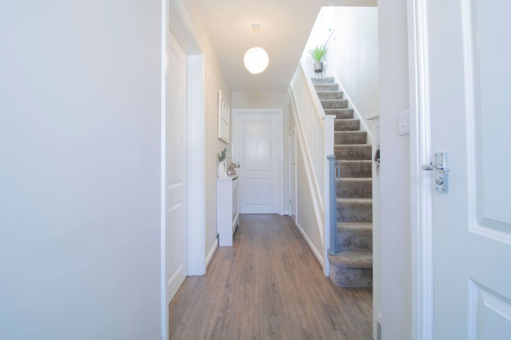 Property photo 2 of 28