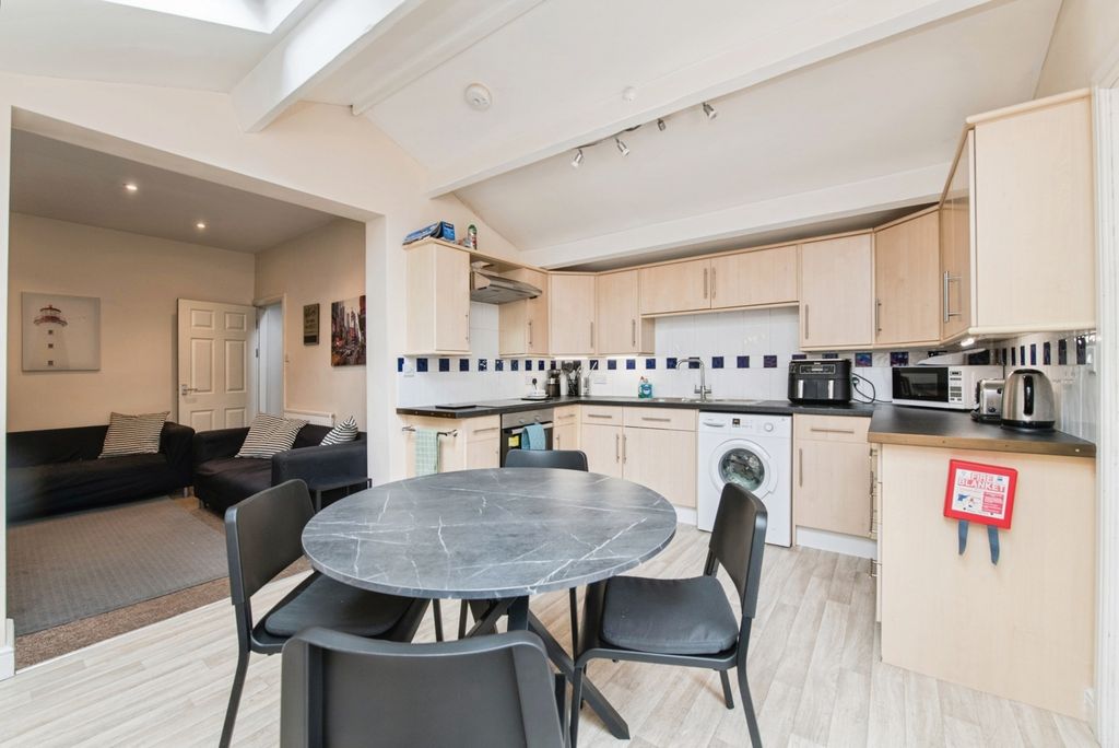 Property photo 3 of 11 Kitchen