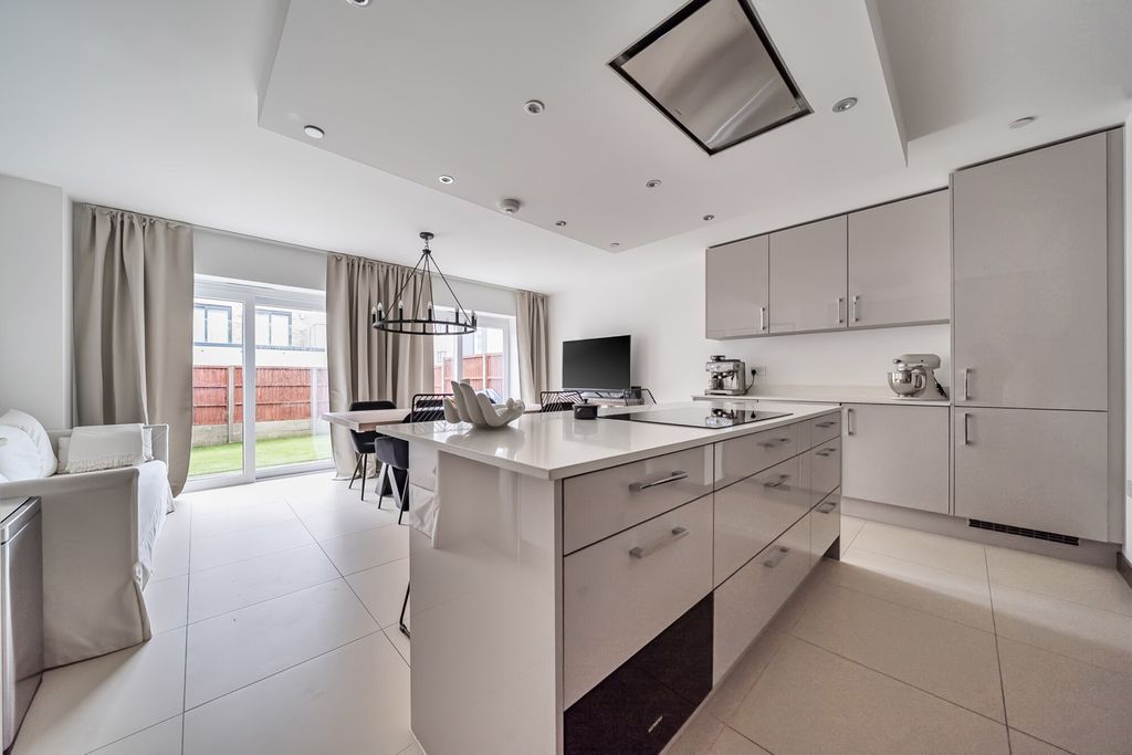 Property photo 2 of 25 1396484-1-69666d6...