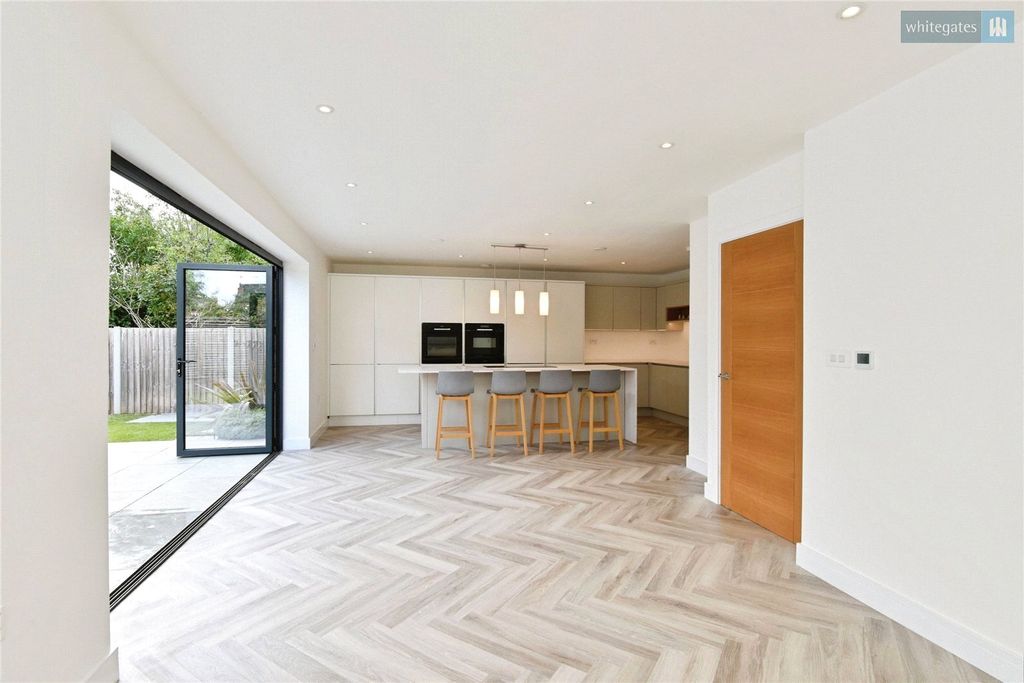 Property photo 2 of 30 Picture No. 80