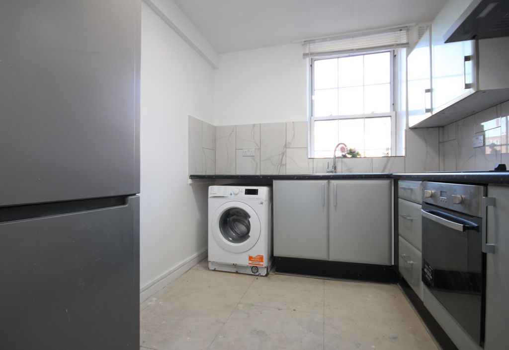 Property photo 3 of 8 Kitchen