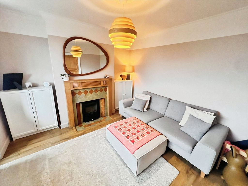 Property photo 3 of 16 Lounge