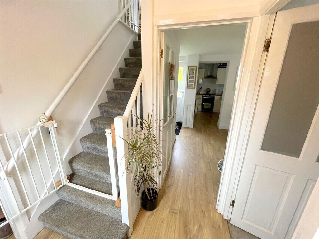Property photo 3 of 20 Entrance Hall