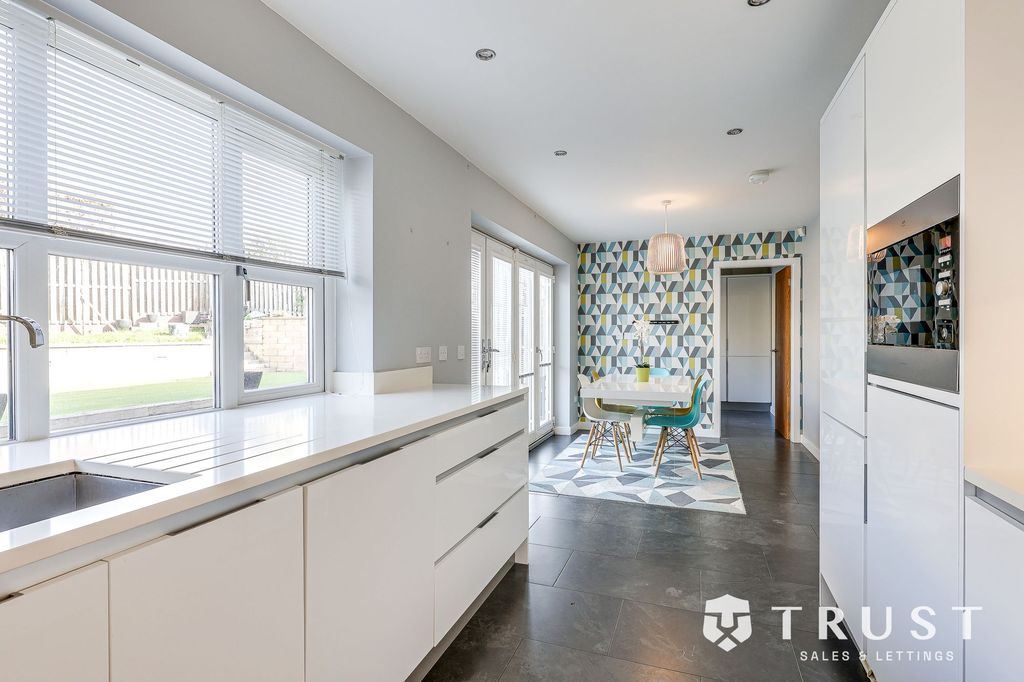 Property photo 3 of 37