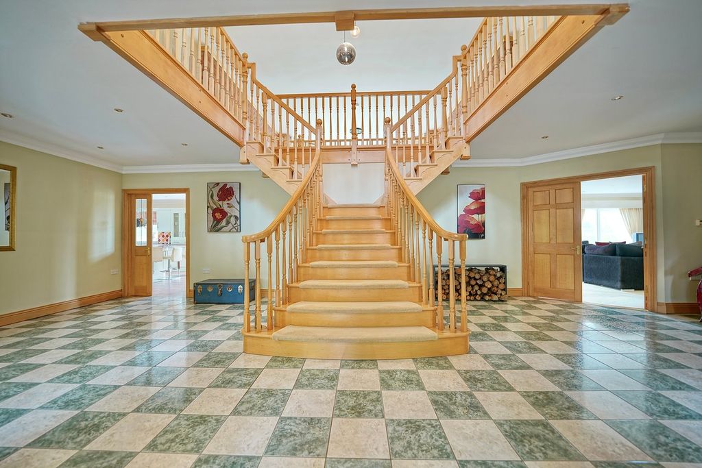 Property photo 2 of 32