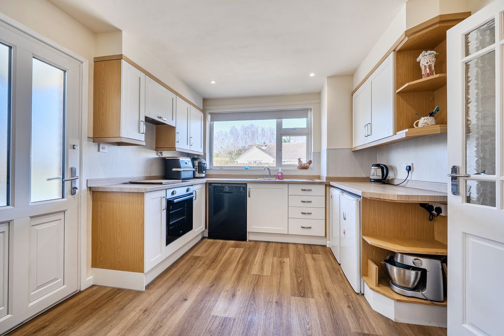 Property photo 3 of 24 Kitchen / Breakfast Room