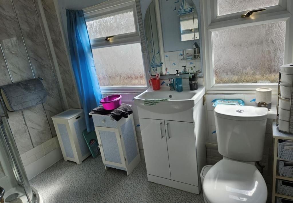 Property photo 2 of 10 Bathroom