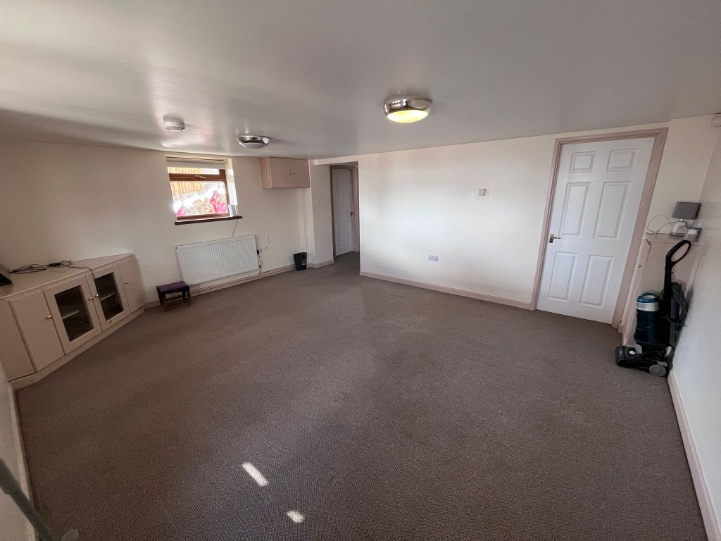 Property photo 2 of 8 Lounge