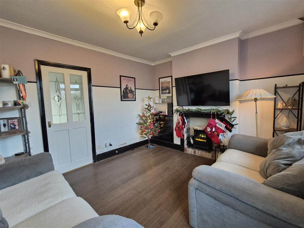 Property photo 2 of 18 Lounge